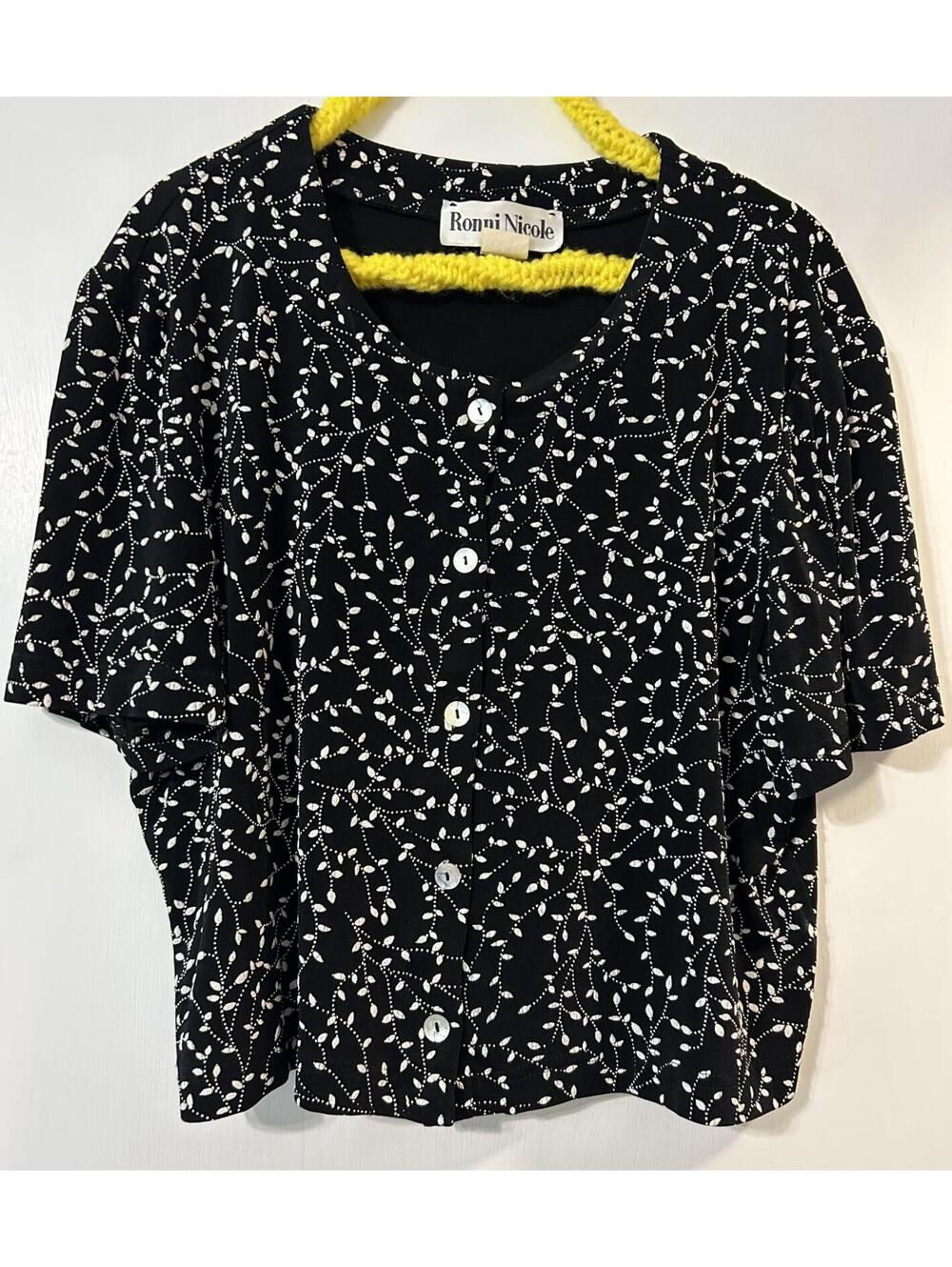 Ronnie Nicole by Ouida black crop top button up short sleeve size 14